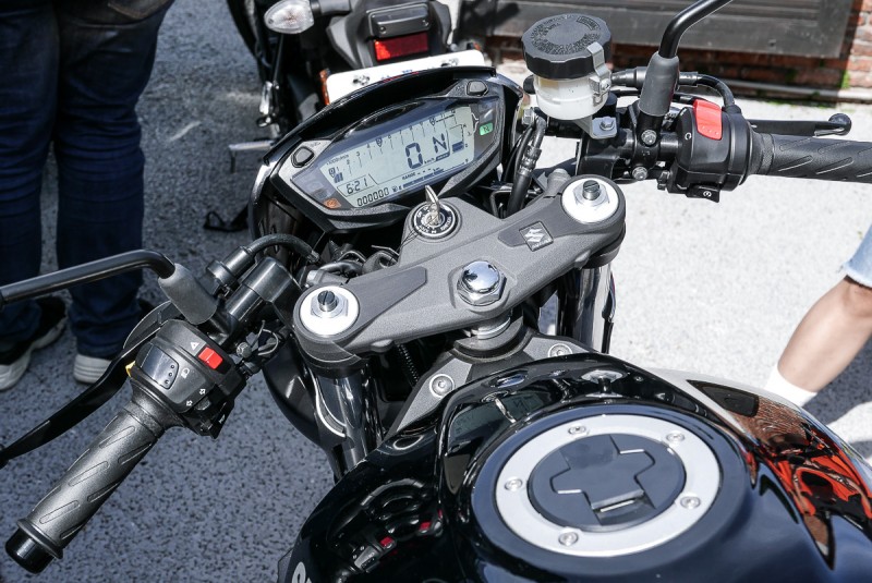 日本原裝進口2018年SV650X採用分離式低手把,並採用預載可調整前叉搭配 中置多連桿後避震器,更能呈現1970年代硬派跑車風格。