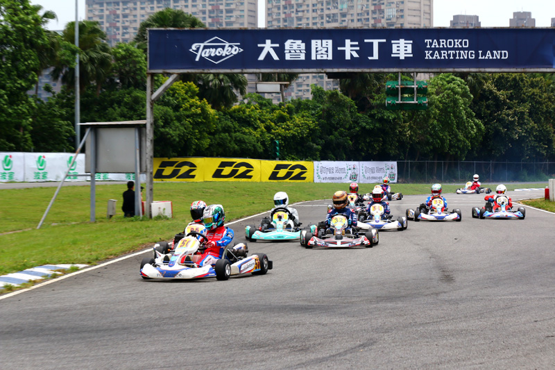 第一階段預賽起跑,林岑翰〈50號車〉由外側向內壓制劉蔚瑄〈95號車〉搶過了第一的位置。
