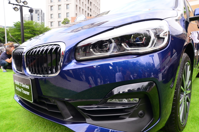 車頭採用更為放大的雙腎型水箱護罩設計,若搭載Sport Line風格套件,其「C」型黑色高光澤飾條勾勒前保桿進氣壩的全新造型