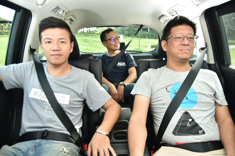 市場上終究是少了一輛百萬內,尺碼適中、好載、好用的車款,來面對三代同車的用車需求。