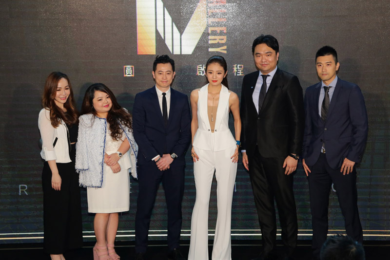 M Gallery車藝空間門市開幕嘉賓,由左至右依序為,M Gallery發言人Irina、 M Gallery董事Michelle、德信證卷董事長林冠百、人氣女星安以軒、M Gallery總經理Hugh、崇偉營造代表Mark。