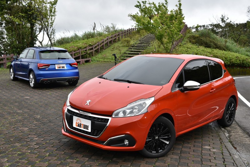 手排車在國內早已高價化,入門手排幾乎絕種(左:S1,右208都是手排車)