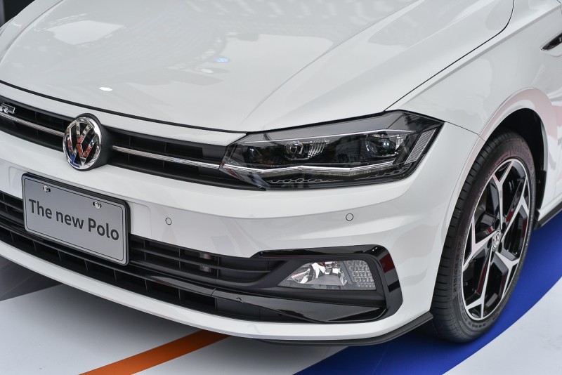 R-Line車型則配置專屬R-Line運動化套件(前保桿、側裙、後保桿附高光澤鍍鉻飾框、黑色高光澤擾流尾翼),R-Line專屬徽飾(前氣壩、左右葉子板),及R-Line專屬17吋 Bonneville鋁合金輪圈等,展現The new Polo運動氣息。