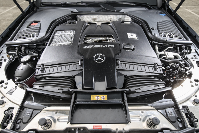 搭載與當家跑車AMG GT系出同源的4.0升雙渦輪增壓V8汽油引擎,同樣導入「hot inner V」設計,具備571hp/750Nm輸出表現。