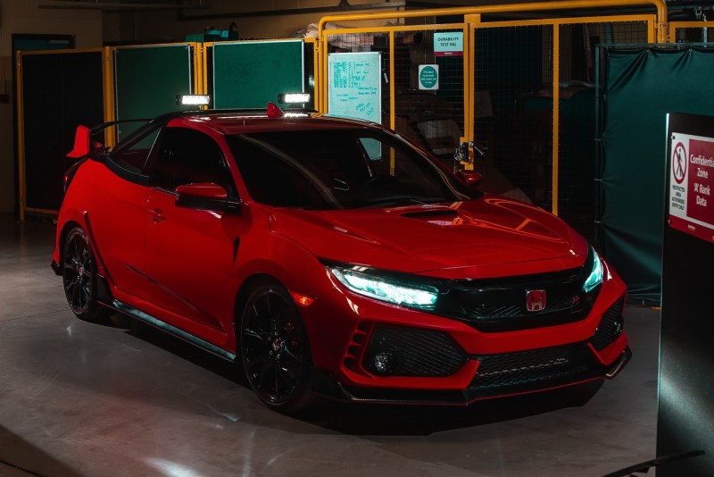 車頭就是Civic Type R殺氣騰騰的樣子