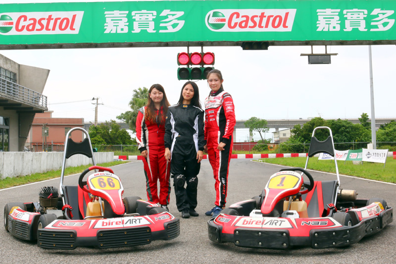 由全女生組成的「大魯閣賽車女孩」也有鍾嘉育(中)與康靜焄(左)兩位新血加入。