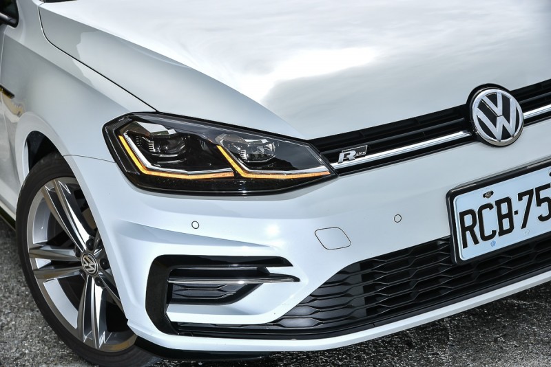 同樣搭載亮面黑色 R-line套件與銘牌,白車色的Golf Variant 280TSI R-line比金色Golf 280TSI R-line視覺對比更強烈