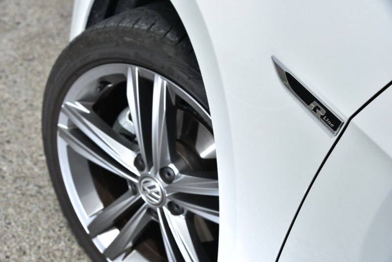 Golf Variant 280TSI R-line標配18吋胎圈,並採用降低車身15mm的 R-line專屬運動化懸吊