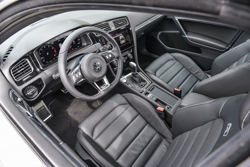 這時候如果偷放Golf 280TSI R-line內裝也不會有人發現