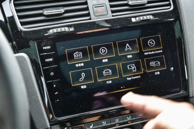 Golf Variant 280TSI R-line比280TSI Highline多了9.2吋多媒體觸控音響,就是可以手勢控制的那款