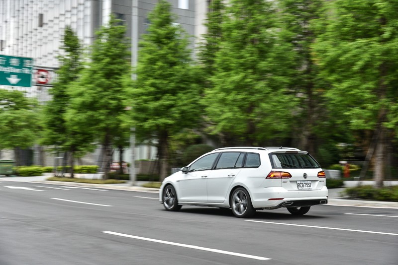 Golf Variant 280TSI R-line較長車身難免因為車重與後移的重心讓車尾動態反應慢了一些些