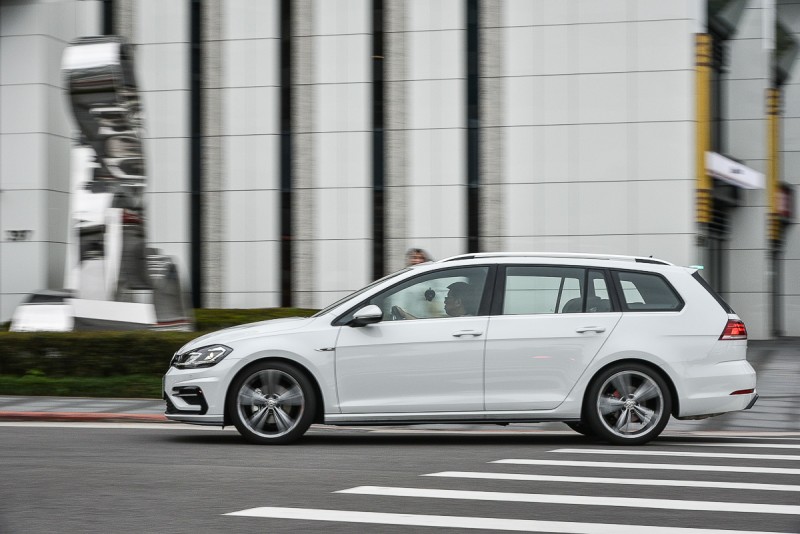 如果我買了Golf Variant 280TSI R-line,為家人乘坐舒適度一定先把胎圈換成17吋