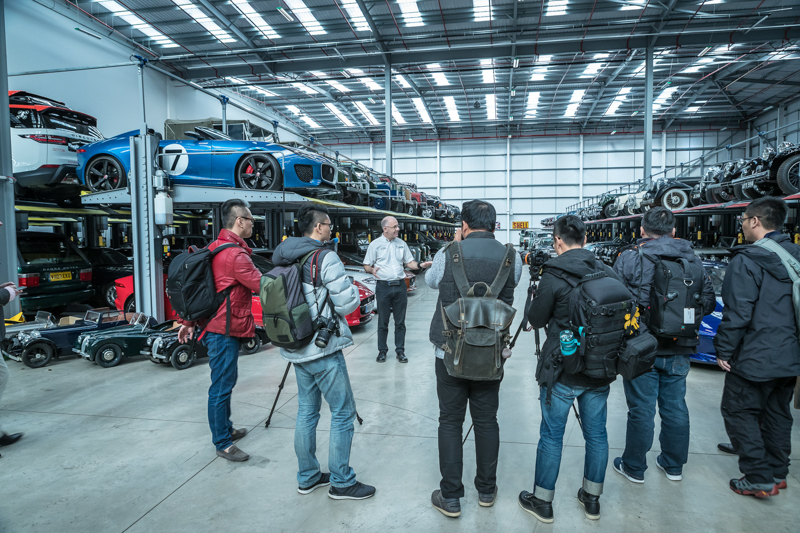 Jaguar Land Rover Classic內還有一個神秘車庫,是一個英國收藏家近來把所有收藏的各式各樣經典英國車款全數捐給給Jaguar Land Rover Classic,多達五百多輛的數量,更有許多曾在電影中出現的特殊車款。