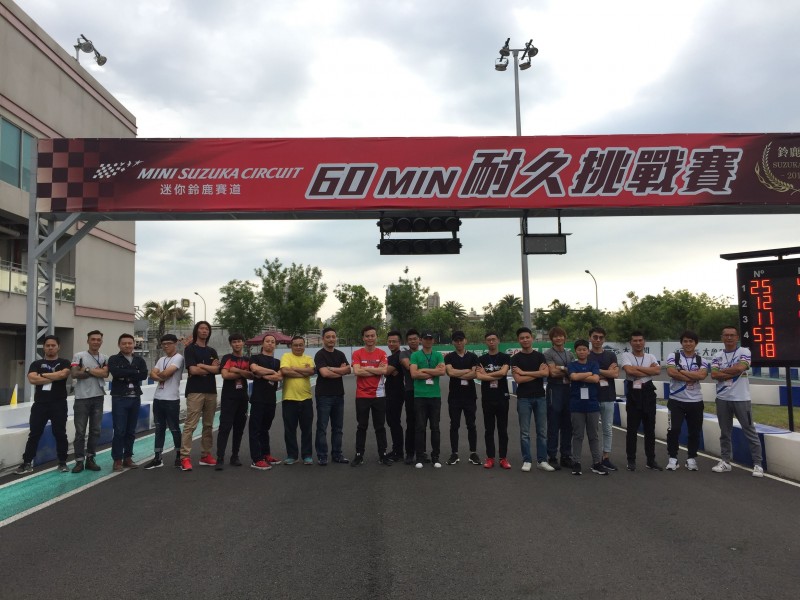 鈴鹿盃耐久賽共24位車手賽前合影