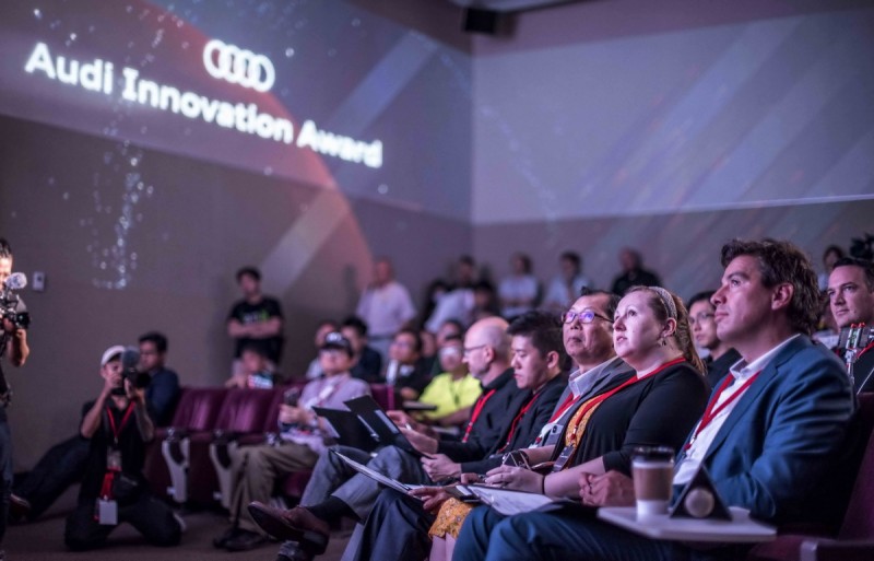 Audi Innovation Award 評審陣容龐大(由右至左): Audi產品創新部門經理Jorg Imberger,台灣新創競技場聯合(TSS)創辦人兼總經理Holly Harrington,台大先進公共運輸研究中心主任張學孔博士,HTC APAC VR 銷售及營運總監Mike Chi,及Redstone創始人兼董事總經理Samuli Siren。