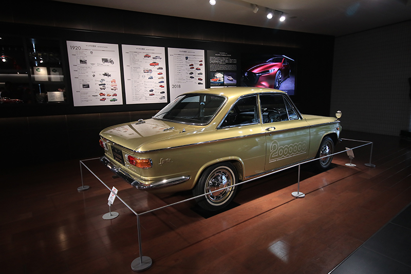 位於Mazda廣島本部一樓大廳的,其中之一是品牌生產第200萬輛紀念的1966年Familia Coupe。