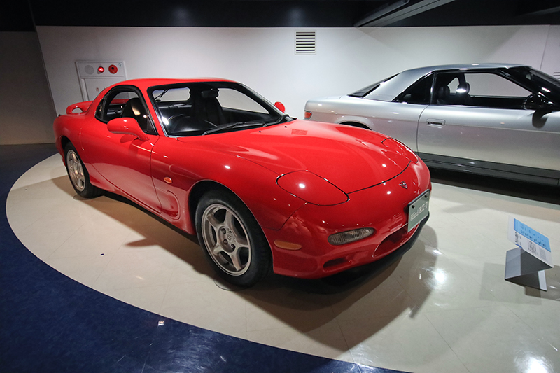 與787B幾乎同時的FD RX-7M同樣見證當年日本經濟的強盛與張狂。