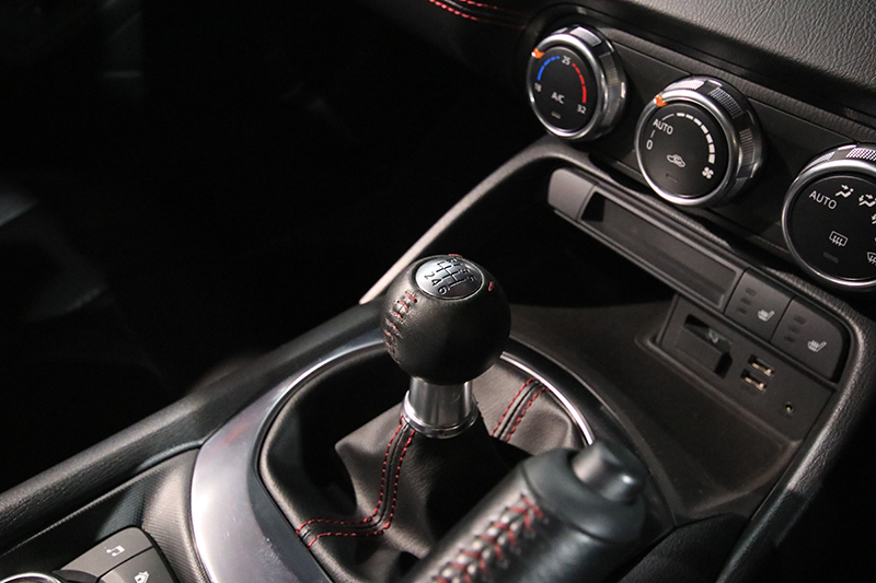Mazda總部展示的這輛MX-5,還是讓國內車迷望穿秋水的手排車型。