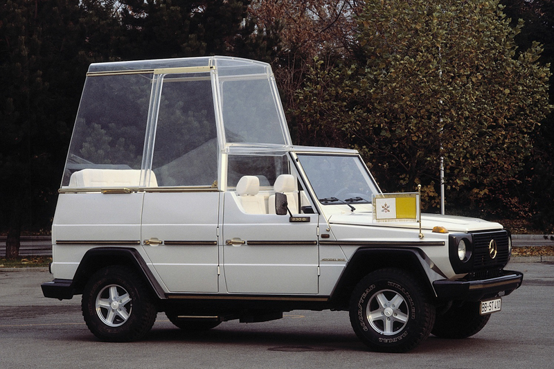 1980年教宗John Paul二世造訪德國時,選擇搭乘由Mercedes-Benz使用230 G所打造的專屬座駕Papamobil。