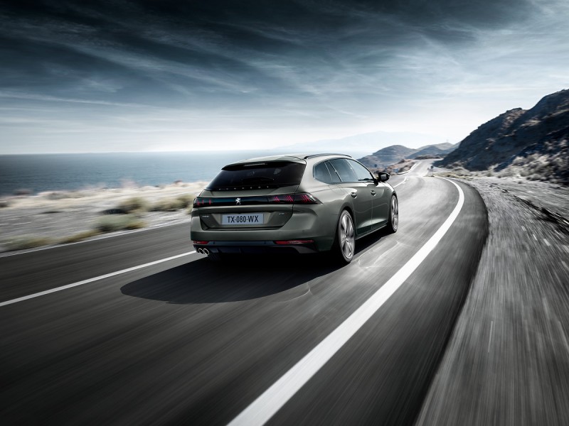 同樣用EMP2平台Peugeot 508 SW更引入新式車身焊接技術,並透過使用24 公尺長的結構粘合劑來增強車身剛性