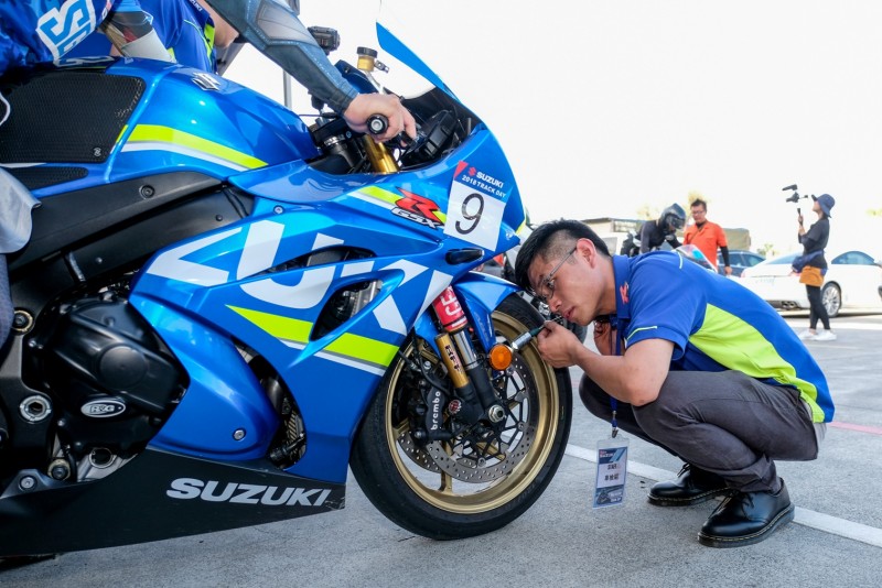 台鈴工作人員進行專業車檢。
