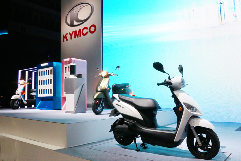 對應全新Ionex車能網首發的兩款電動車款New Many 110 EV〈後〉及Nice 100 EV〈前〉。