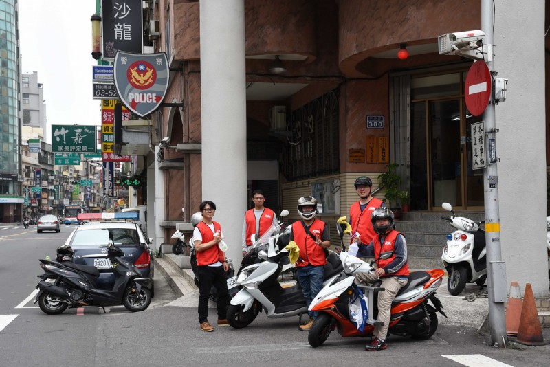 三陽志工到西門派出所周邊清潔道路反光鏡,打造更安全、友善的交通環境。