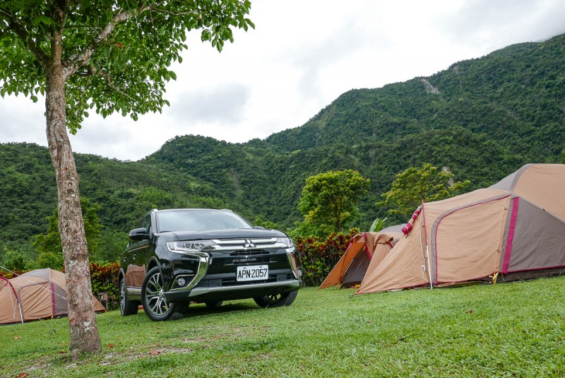  露營，當然要開輛有型寬敞大車、載著女友和她閨密一起去啊! 