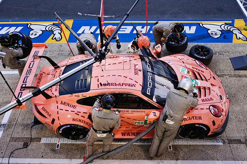 最終拿下GTE PRO組冠軍,被暱稱為「粉紅豬」的92號911 RSR,其實也有點「進擊的巨人」Fu啊!