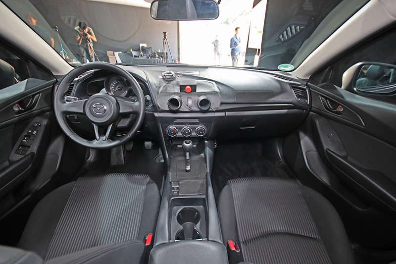 座艙裡,依舊大抵與現行Mazda 3相似。