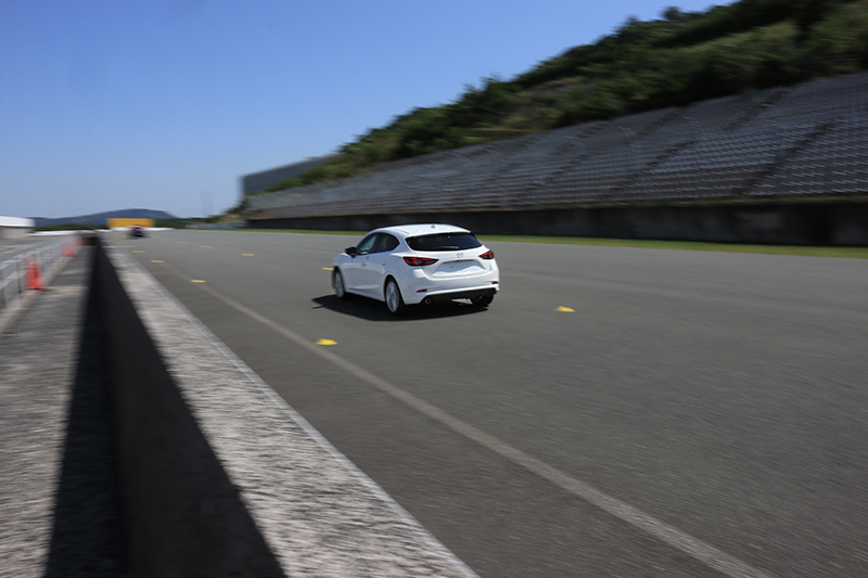 其實現行Mazda 3的動態表現仍然相當俐落,堪稱同級車樣板。