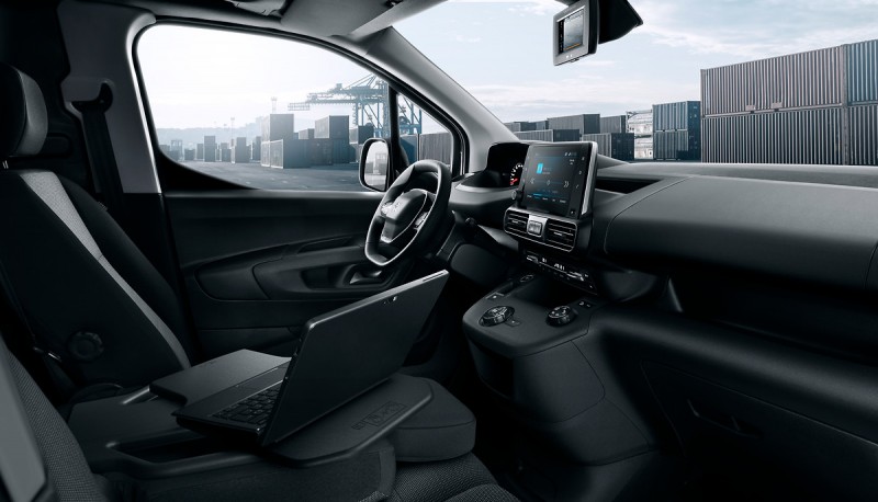 Peugeot Partner更採用省力方便的電子手煞車,更有3人前排座位車型可選