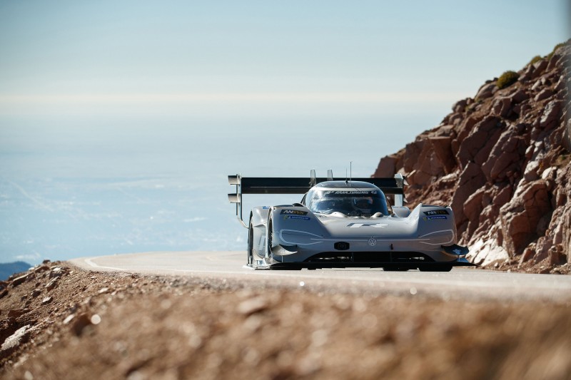 I.D. R Pikes Peak以其I.D.家族車款標準色及專屬「94」車號,展現深耕電能未來決心。