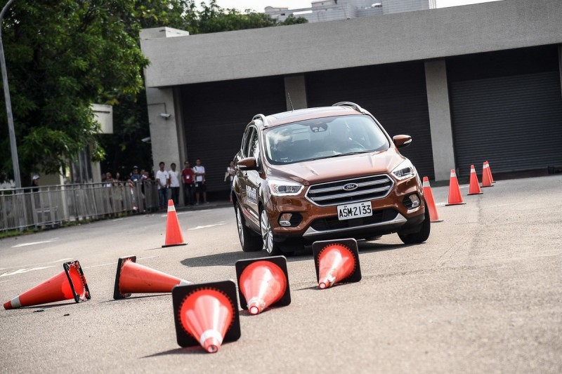 Ford安全節能駕駛體驗營安排三大操駕課程,包含繞錐、緊急煞停及窄巷行車訓練。