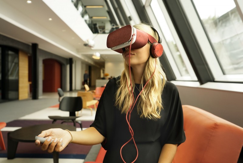 在2018 Ford安全節能駕駛體驗營中,消費者可透過Google Daydream VR裝置,在Ford設計的Reality Check虛擬實境軟體中體驗多種分心駕駛的行為和影響,進而提升行車安全意識。