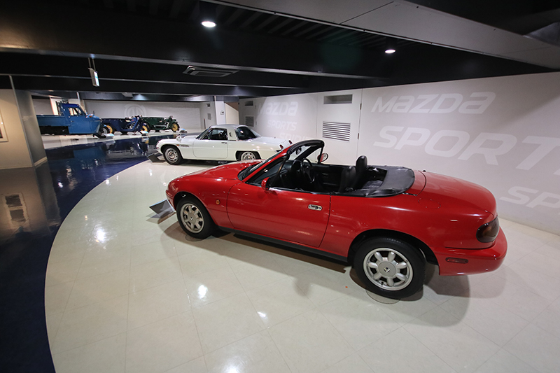 在Cosmo Sport一旁的,理所當然便是當代Roadster復興運動的主角1989年MX-5。