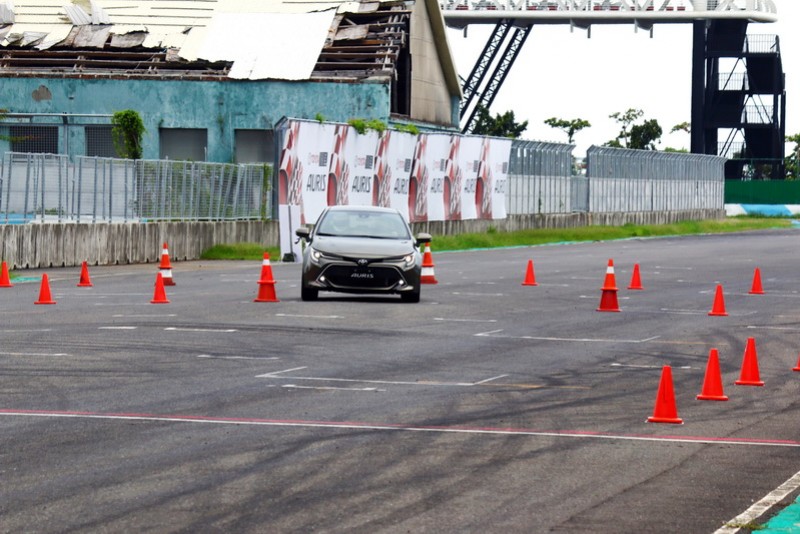 Toyota預先在賽道上規劃了高速換道、慢速繞錐以及綜合彎道測試三關