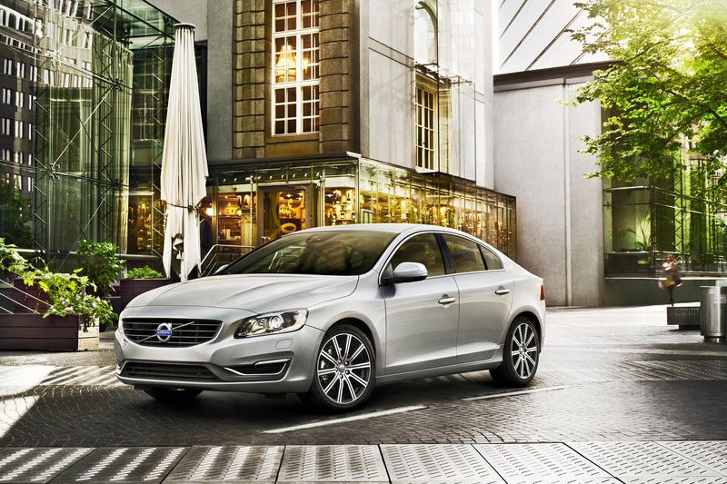 即將改朝換代的Volvo S60改款前T4要價165萬元而D4要價170萬元,但等級仍舊比ES 200低了一級。