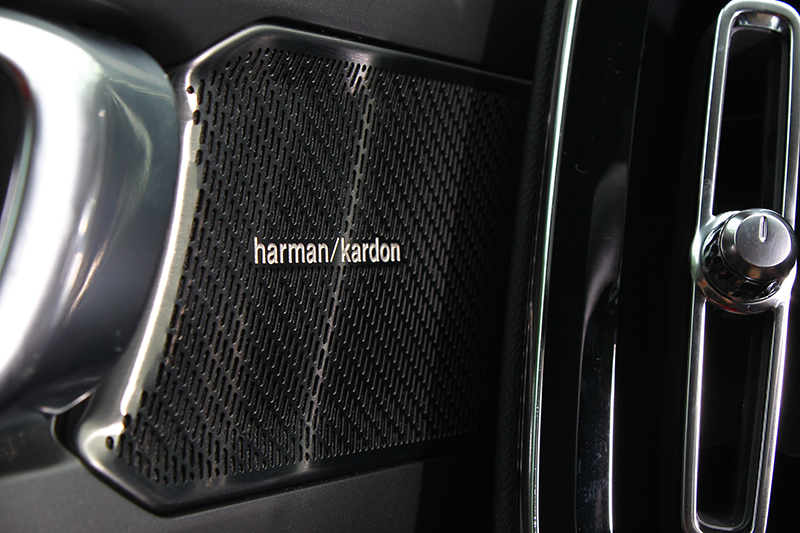 試駕車還選配頂級T5 R-Design的Harman/Kardon多媒體音響系統,搭配Dirac Unison音質技術以及Quantum Logic 3D Surround立體環繞技術,提供夠水準的聽覺饗宴。