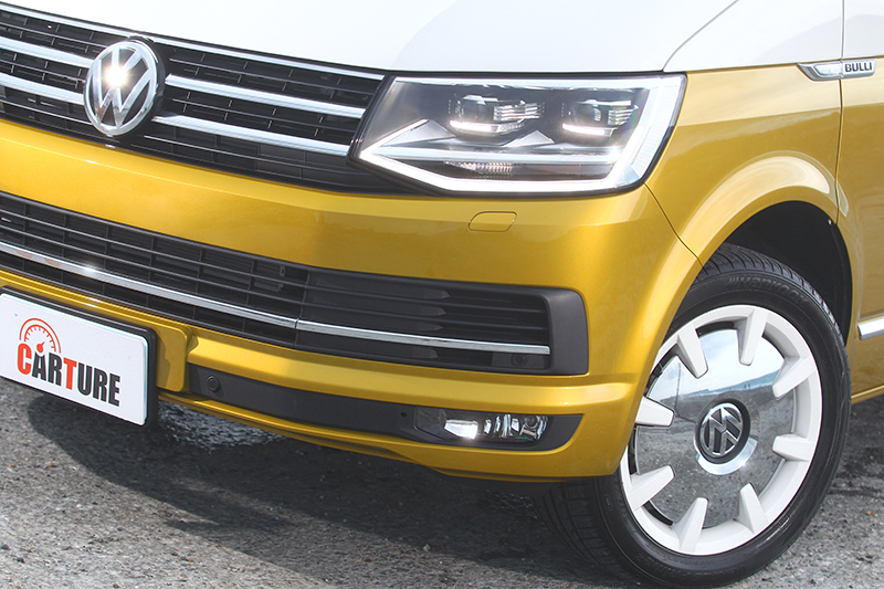 Multivan Bulli 70特仕車擁有雙色烤漆以及眾多專屬設計,視覺效果十足搶眼,在在成為旅途焦點。