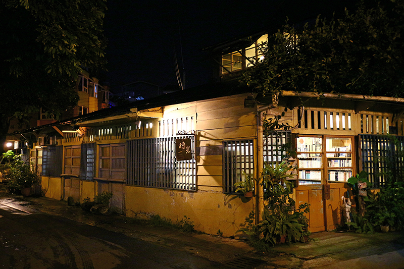 夜裡的時光二手書店,懷舊人文氛圍滿溢。