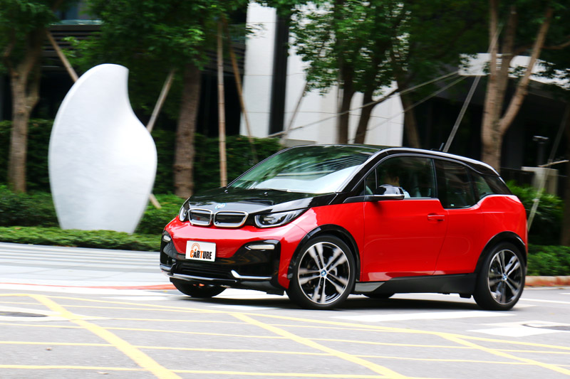 i3s同樣有電動車直效帶勁的加速感,動力提升後更加有感。