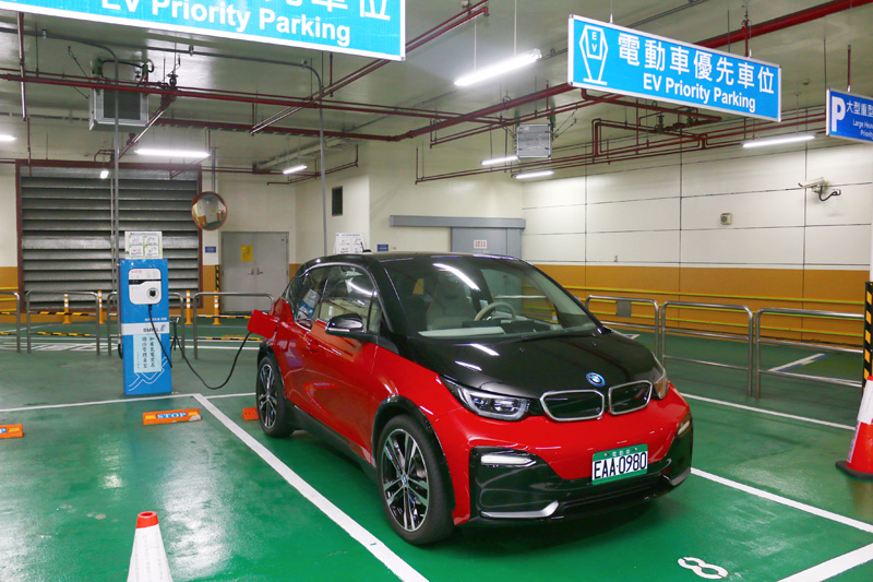 其實現在在台灣的各大都會區要為電動車充電並不會太困難,絕大多數公有停車場與部分私人大廈都有電動車專屬充電區,還算是便利。