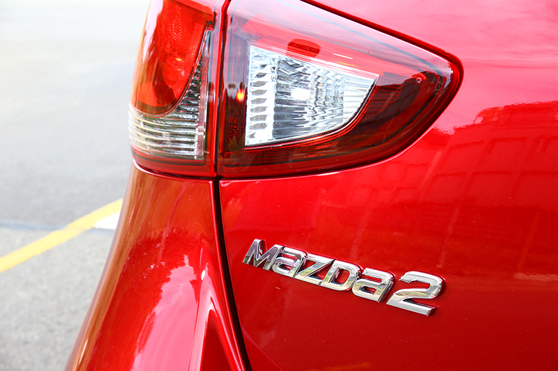 2019 Mazda2擁有晶艷魂動紅以及鋼鐵灰兩款新車色,宛如職人手工打造般的多層次塗繪技術,反射出耀眼且亮麗的光澤。