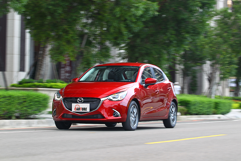 別看Mazda2小巧,動感性格開起來也架勢十足。
