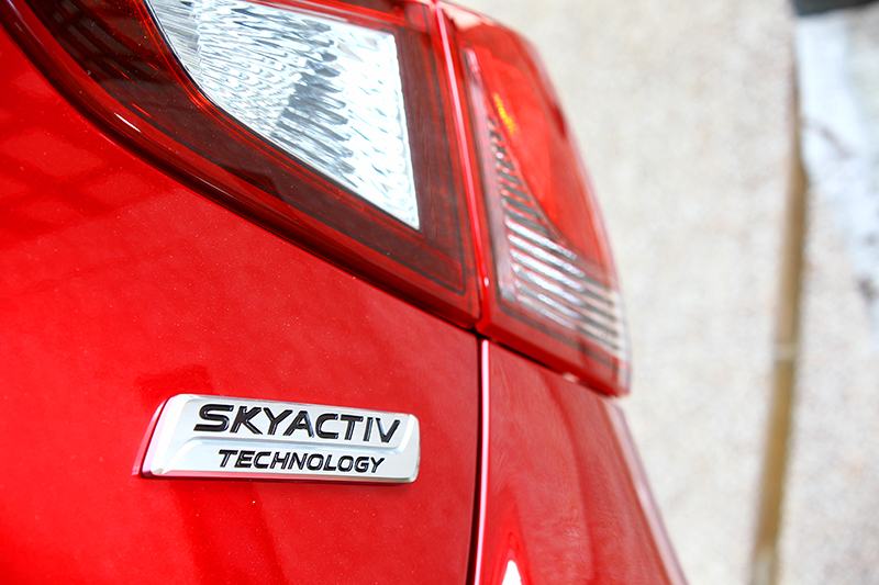 1.5升SKYACTIV-G自然進氣汽油引擎具備缸內直噴技術,提供高效且節能的輸出特質。