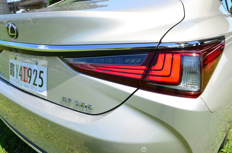 尾燈燈組內部採近期家族車款慣用的多條L型LED光條設計