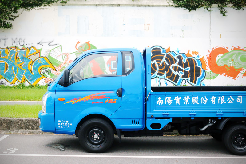Hyundai Porter豪華型框式貨車,較一般平頭式貨車多了1/4廂,讓車內空間更為寬裕。