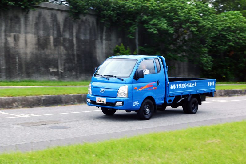 Hyundai Porter搭載了2.5升的CRDi柴油渦輪增壓引擎,可輸出130ps/26kgm最大動力,在空車狀態下全力衝刺跑起來還挺有勁道的。