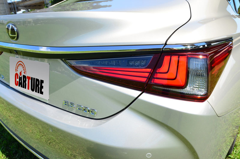 尾燈燈組內部採近期家族車款慣用的多條L型LED光條設計